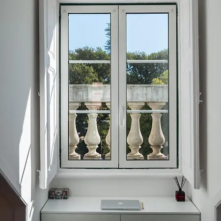 Апартаменты Principe Real Charming Garden View Flat At The Heart Of