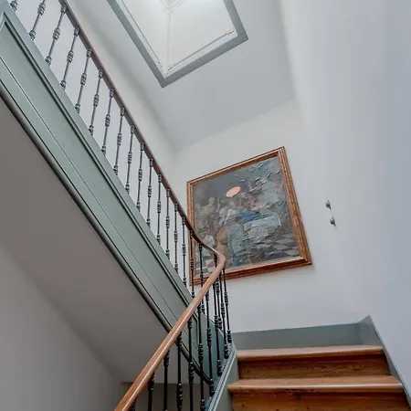 Апартаменты Principe Real Charming Garden View Flat At The Heart Of
