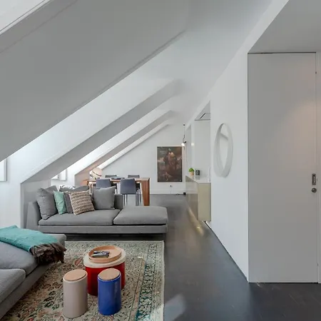 Principe Real Charming Garden View Flat At The Heart Of דירה