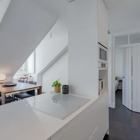 Principe Real Charming Garden View Flat At The Heart Of * ליסבון